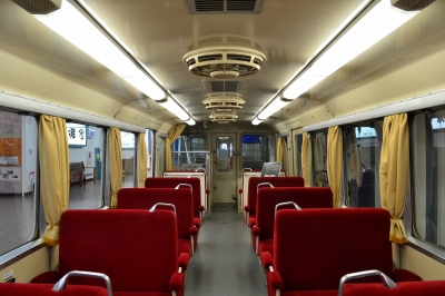 姫路モノレール200型201の車内。ボックスリートを基本とする